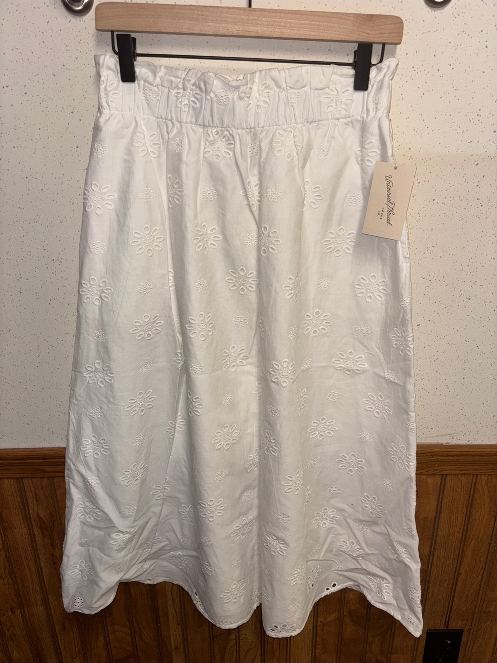 NWT- Universal Thread - women’s White Embroidered Eyelet Skirt (size small)